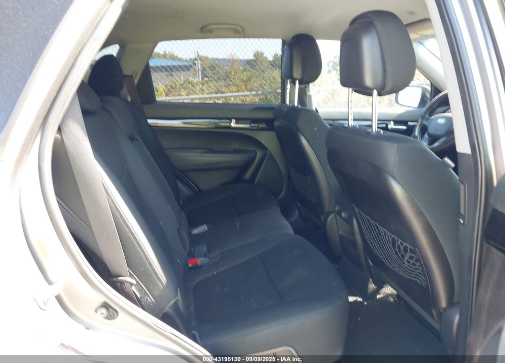 2014 KIA SORENTO LX VIN: 5XYKTCA61EG540463