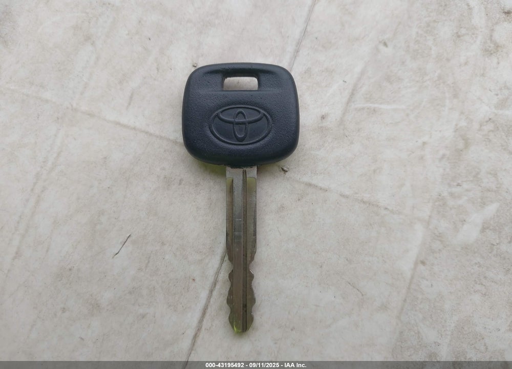 2005 TOYOTA RAV4 VIN: JTEGD20V150063573