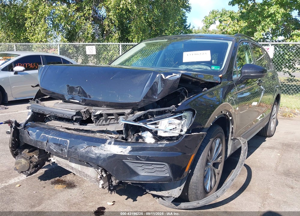 2018 VOLKSWAGEN TIGUAN VIN: 3VV0B7AXXJM107104