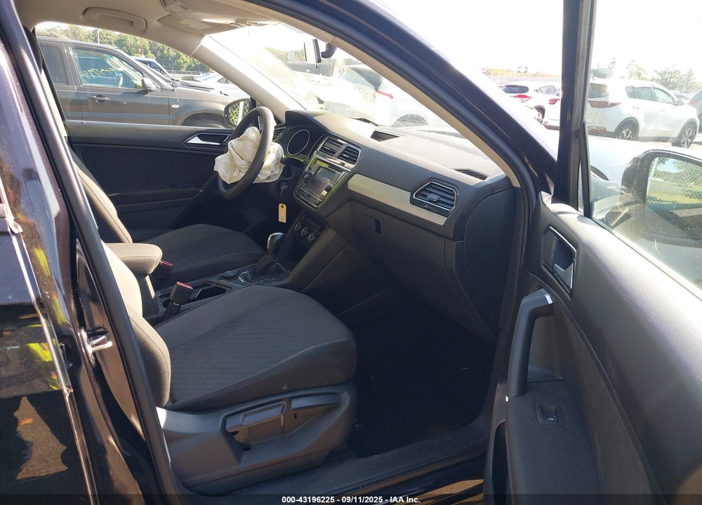 2018 VOLKSWAGEN TIGUAN VIN: 3VV0B7AXXJM107104