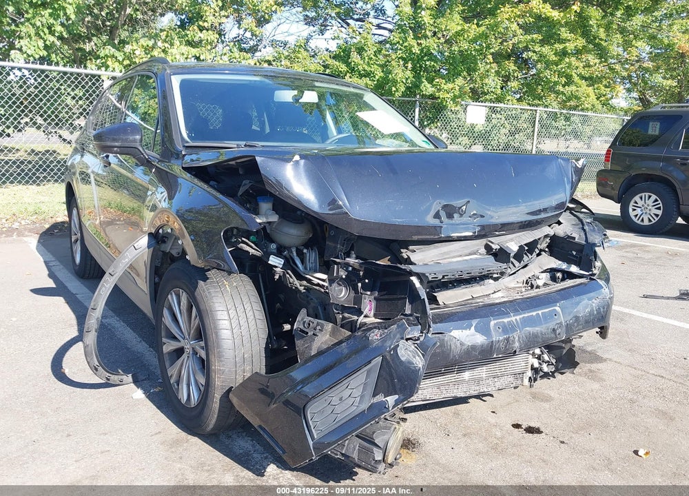 2018 VOLKSWAGEN TIGUAN VIN: 3VV0B7AXXJM107104