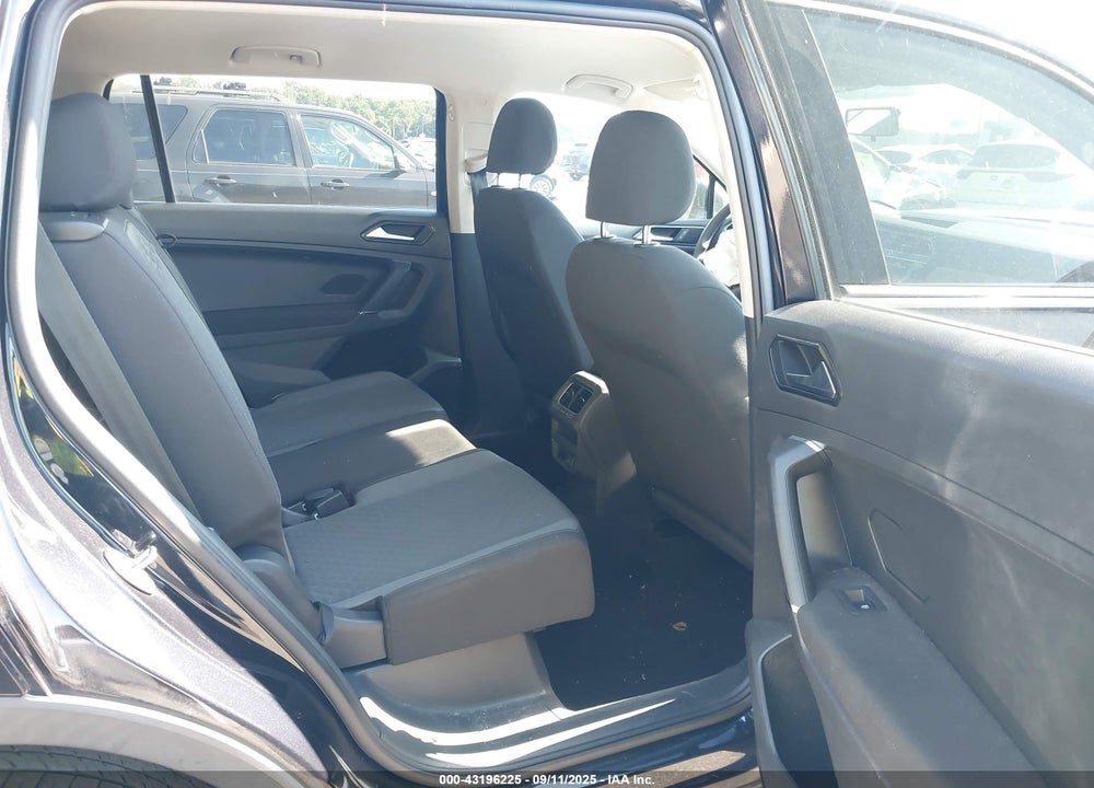 2018 VOLKSWAGEN TIGUAN VIN: 3VV0B7AXXJM107104