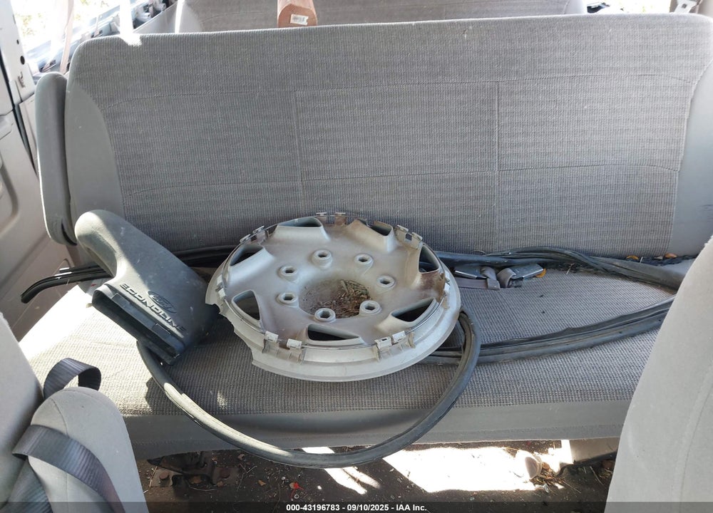 2000 FORD E-350 SUPER DUTY XL/XLT VIN: 1FBSS31L1YHB59138