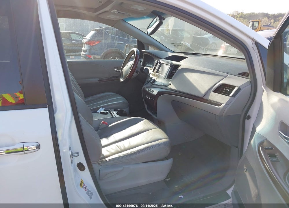 2011 TOYOTA SIENNA XLE V6 VIN: 5TDYK3DC4BS030573