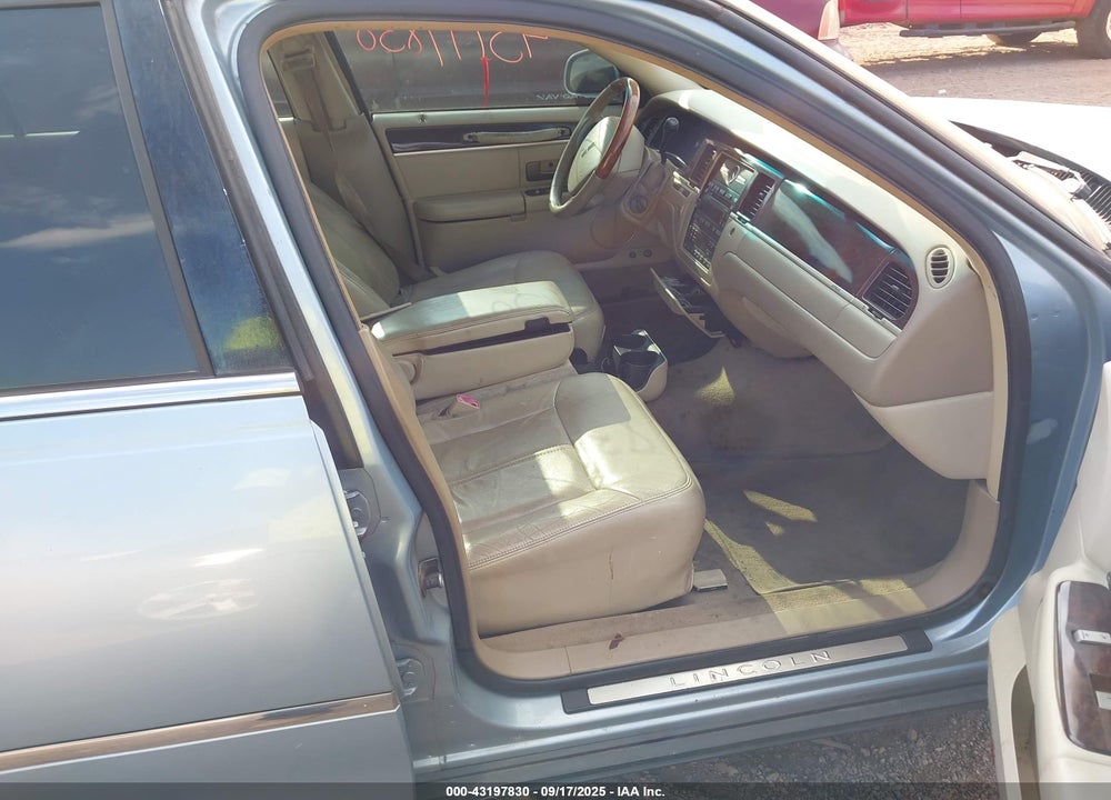 2009 LINCOLN TOWN CAR VIN: 2LNHM82V99X622654