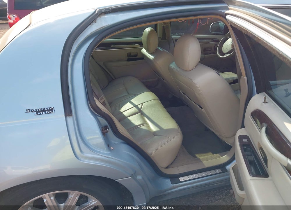 2009 LINCOLN TOWN CAR VIN: 2LNHM82V99X622654