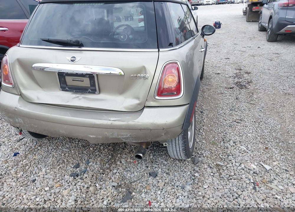 2009 MINI COOPER VIN: WMWMF33529TW77634