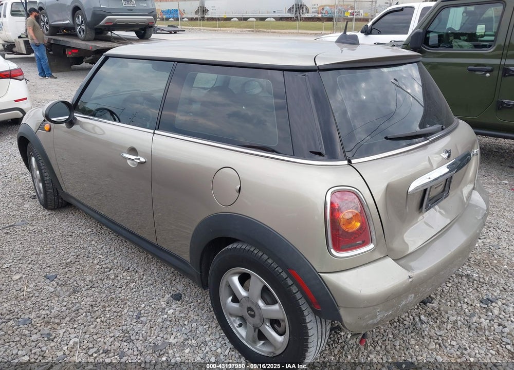 2009 MINI COOPER VIN: WMWMF33529TW77634