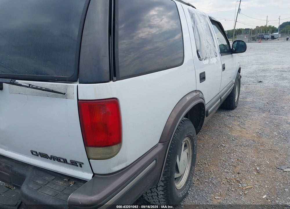 1998 CHEVROLET BLAZER LT VIN: 1GNDT13W9W2180033