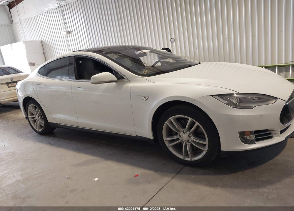 2015 TESLA MODEL S VIN: 5YJSA1E27FF112701