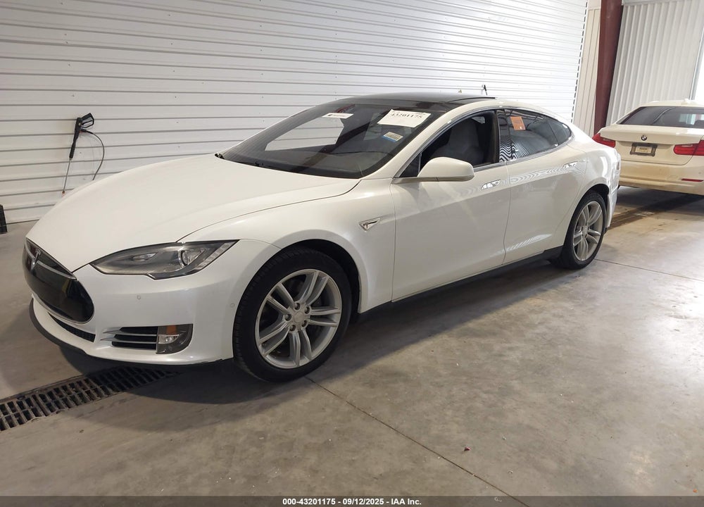 2015 TESLA MODEL S VIN: 5YJSA1E27FF112701
