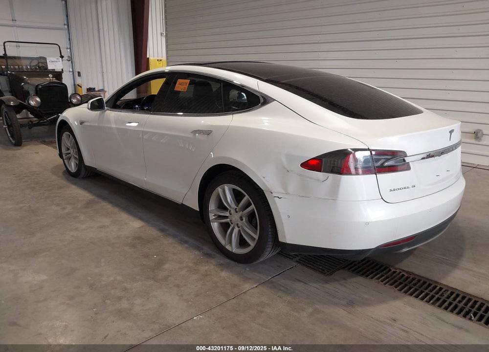 2015 TESLA MODEL S VIN: 5YJSA1E27FF112701