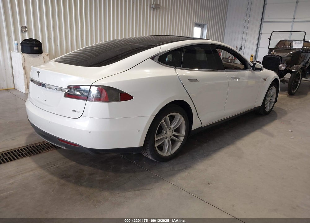 2015 TESLA MODEL S VIN: 5YJSA1E27FF112701