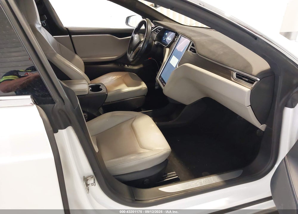 2015 TESLA MODEL S VIN: 5YJSA1E27FF112701
