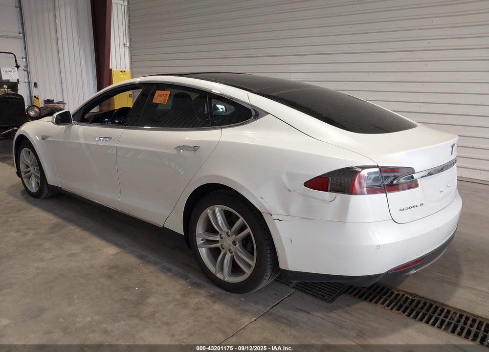 2015 TESLA MODEL S VIN: 5YJSA1E27FF112701