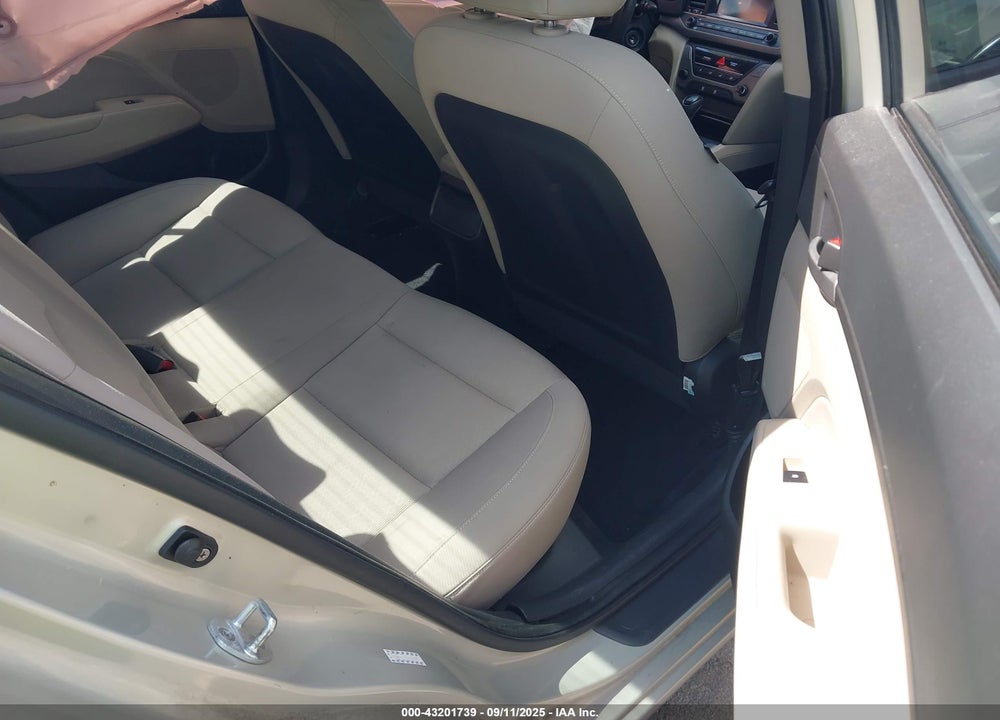 2017 HYUNDAI ELANTRA VIN: KMHD84LF9HU164686