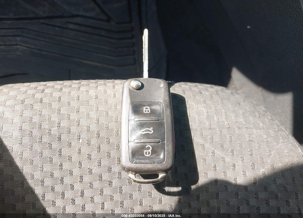 2014 VOLKSWAGEN JETTA VIN: 3VW2K7AJ8EM256519