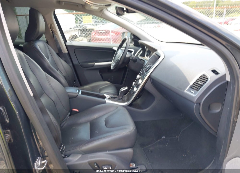 2015 VOLVO XC60 VIN: YV4612RK4F2720418