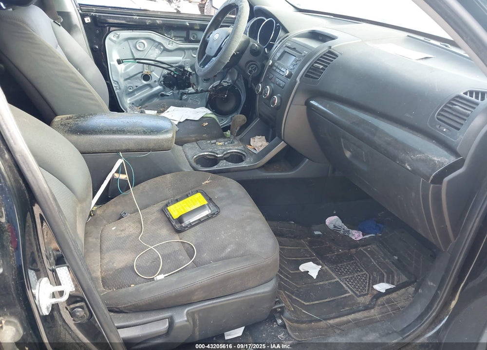2011 KIA SORENTO VIN: 5XYKT3A17BG023832