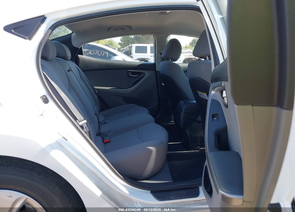 2016 HYUNDAI ELANTRA VIN: 5NPDH4AE9GH741658