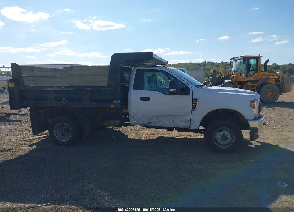 2019 FORD F-350 CHASSIS XL VIN: 1FDRF3H68KEF24577