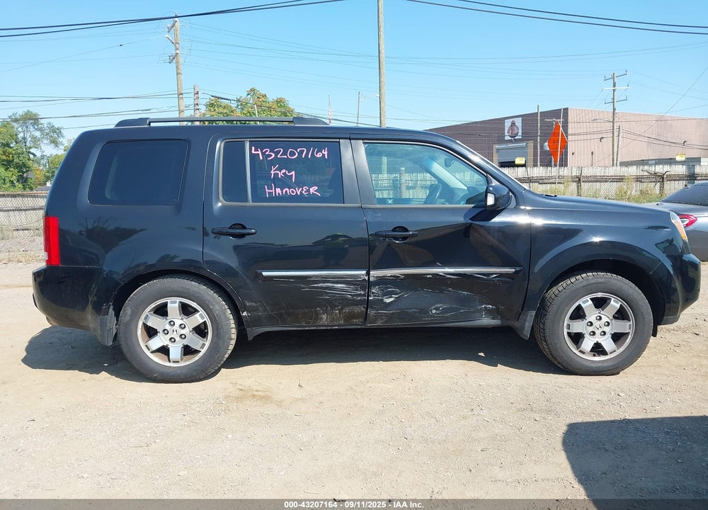 2011 HONDA PILOT TOURING VIN: 5FNYF4H95BB016923