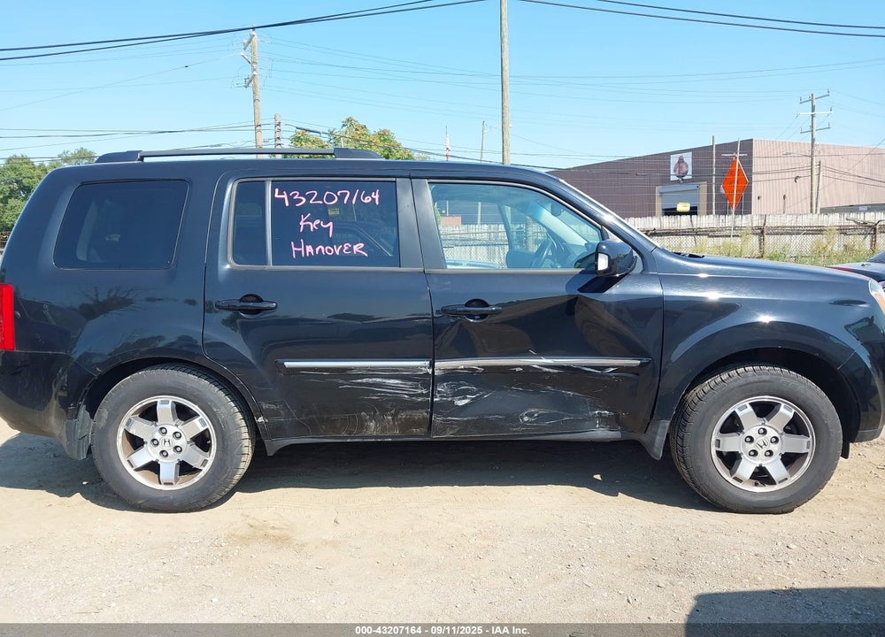 2011 HONDA PILOT TOURING VIN: 5FNYF4H95BB016923