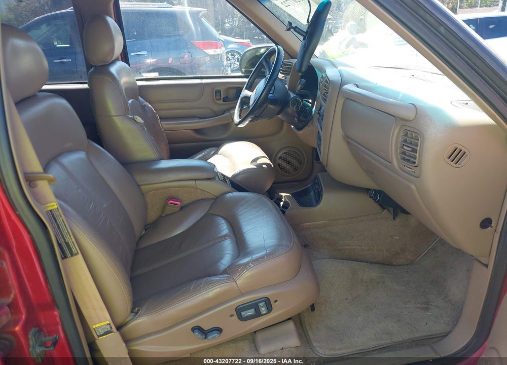 2000 CHEVROLET BLAZER LT VIN: 1GNDT13W5Y2283596