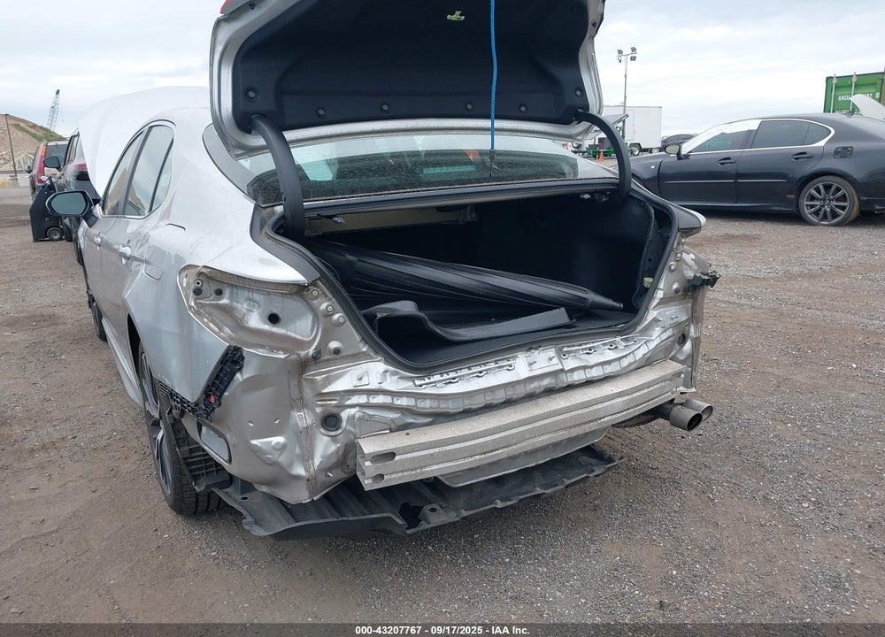2018 TOYOTA CAMRY VIN: 4T1B11HK5JU632757