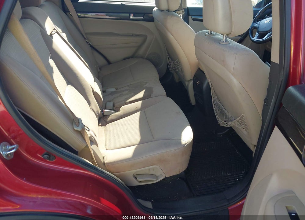 2014 KIA SORENTO LX VIN: 5XYKT4A61EG433211