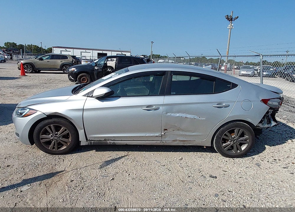 2017 HYUNDAI ELANTRA VIN: 5NPD84LF7HH168556