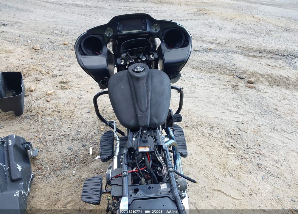 2015 HARLEY-DAVIDSON FLTRXS ROAD GLIDE SPECIAL VIN: 1HD1KTM11FB679243