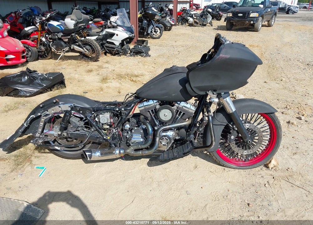 2015 HARLEY-DAVIDSON FLTRXS ROAD GLIDE SPECIAL VIN: 1HD1KTM11FB679243