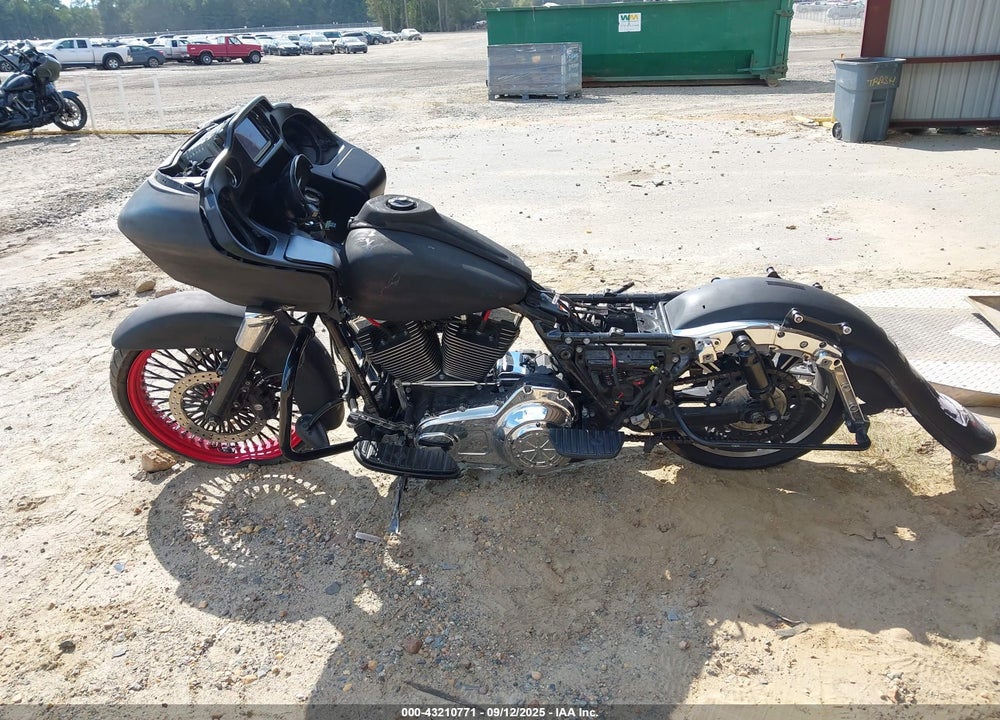 2015 HARLEY-DAVIDSON FLTRXS ROAD GLIDE SPECIAL VIN: 1HD1KTM11FB679243