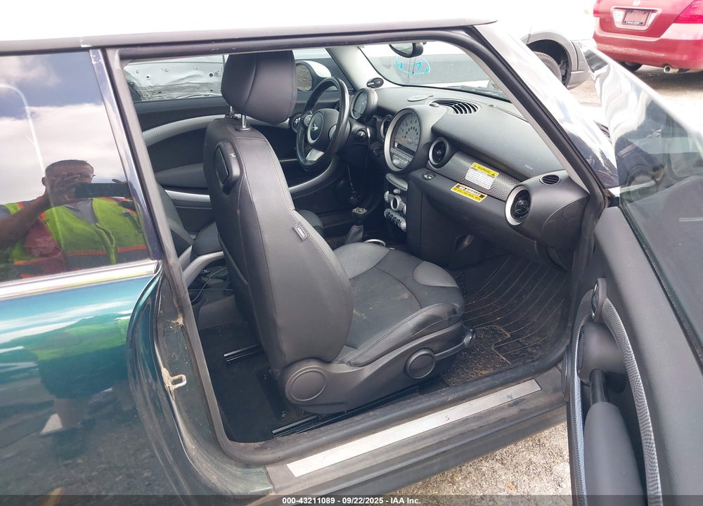 2010 MINI COOPER S VIN: WMWMF7C5XATX42841