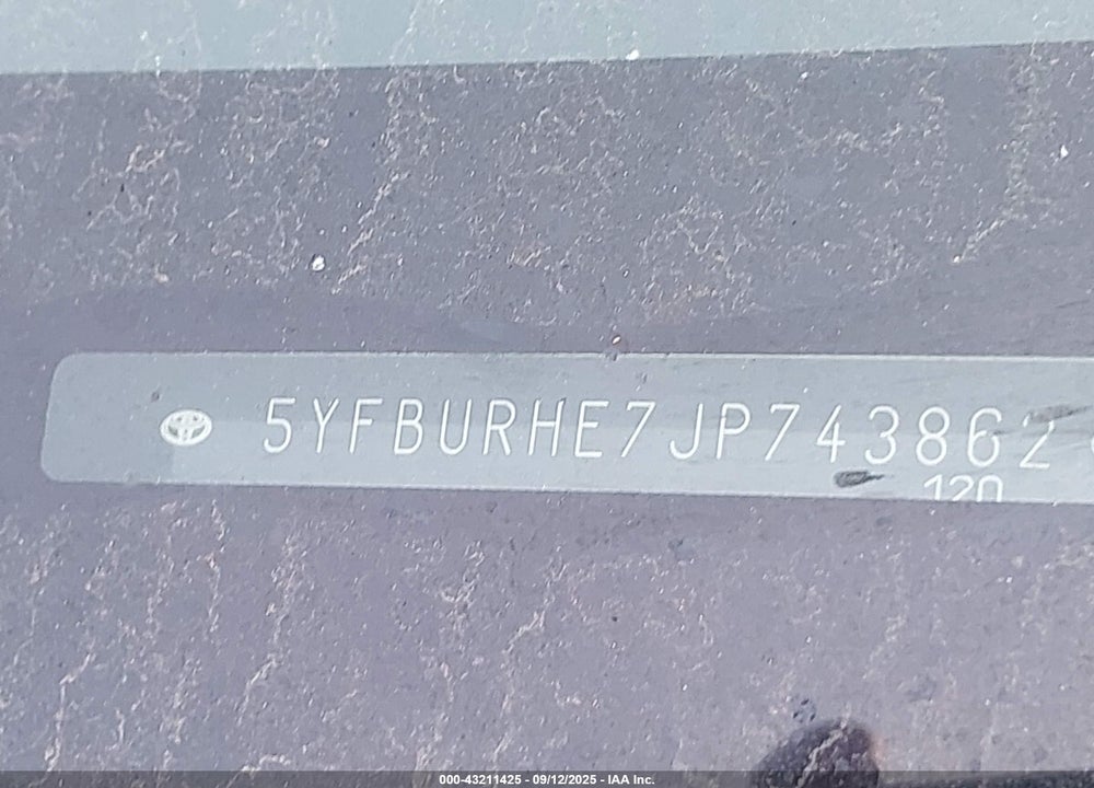 2018 TOYOTA COROLLA XLE VIN: 5YFBURHE7JP743862