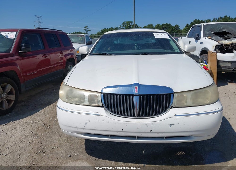 1999 LINCOLN TOWN CAR SIGNATURE VIN: 1LNHM82W6XY612217