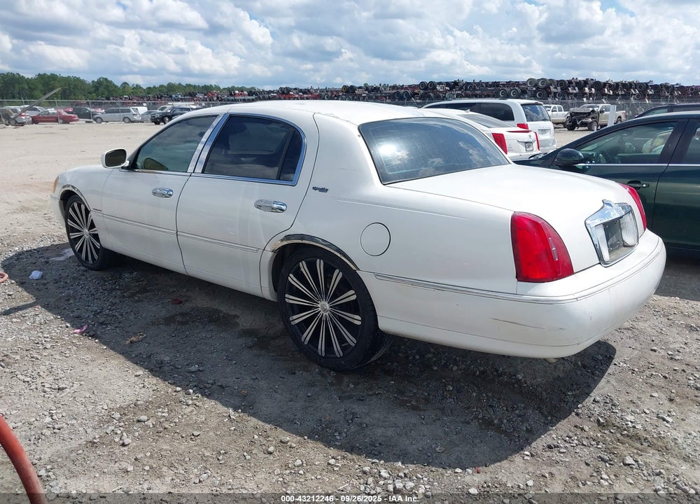 1999 LINCOLN TOWN CAR SIGNATURE VIN: 1LNHM82W6XY612217