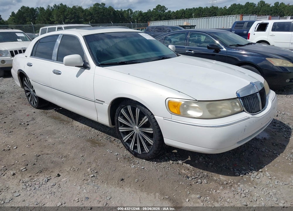 1999 LINCOLN TOWN CAR SIGNATURE VIN: 1LNHM82W6XY612217
