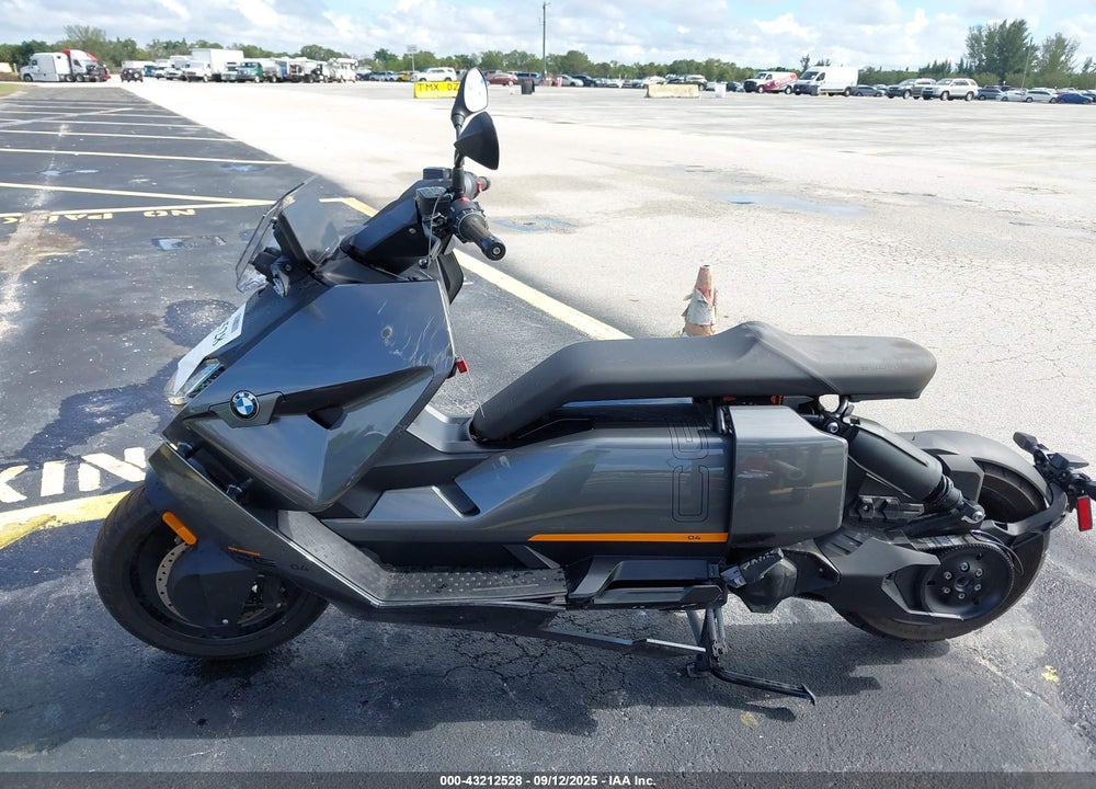 2022 BMW CE 04 VIN: WB10C5307N6F98057