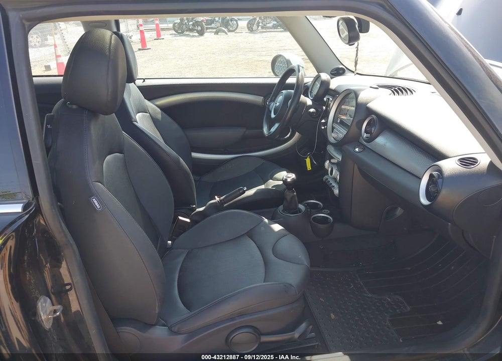 2010 MINI COOPER S VIN: WMWMF7C54ATX43922