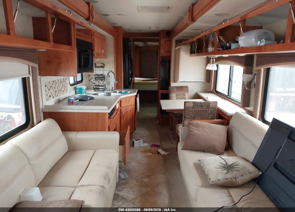 2011 ROADMASTER RAISED RAIL VIN: 51Z424644B1055557