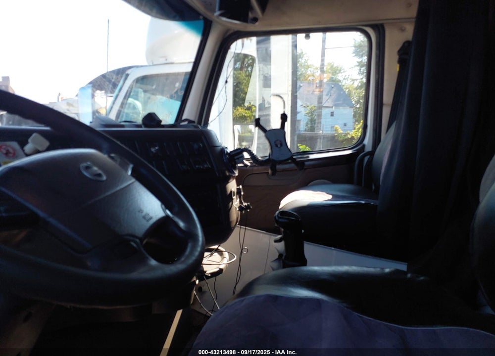 2013 VOLVO VN VNL VIN: 4V4NC9EG5DN135169