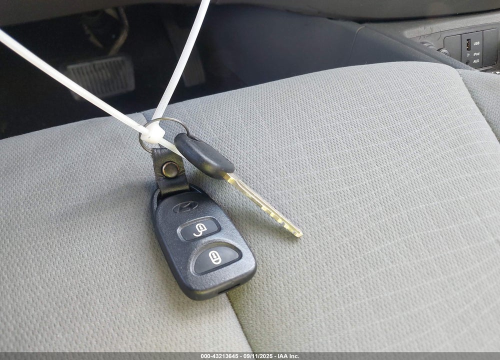 2011 HYUNDAI SANTA FE GLS VIN: 5XYZG3AB5BG079456
