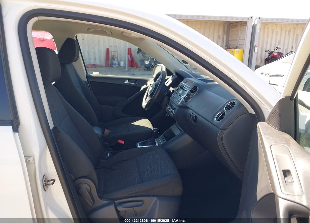 2011 VOLKSWAGEN TIGUAN S VIN: WVGBV7AX3BW521675