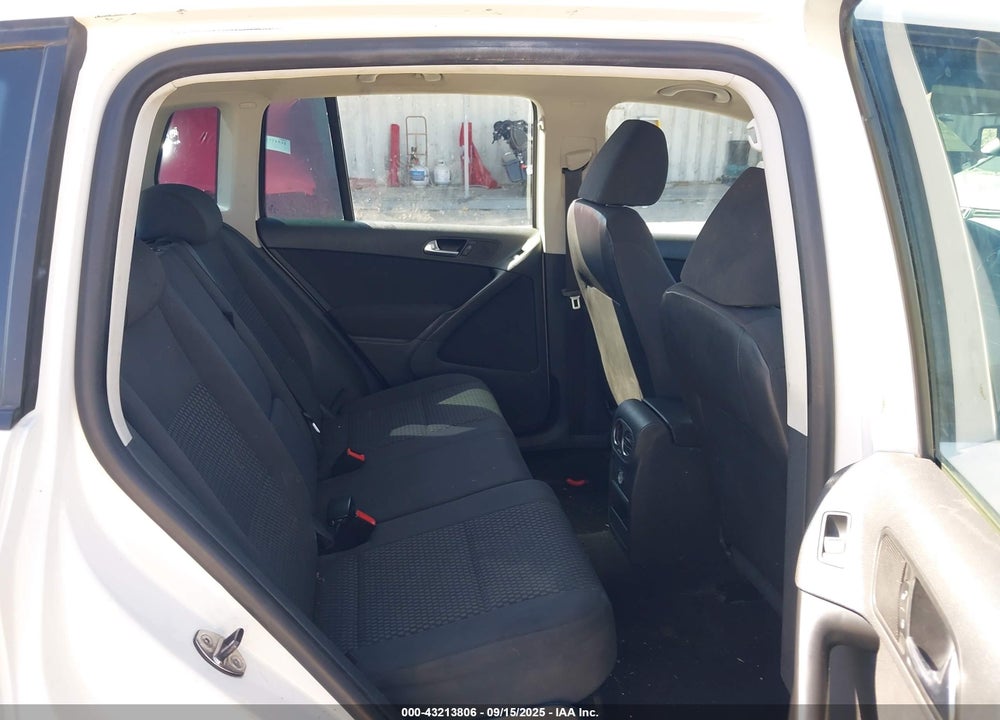 2011 VOLKSWAGEN TIGUAN S VIN: WVGBV7AX3BW521675