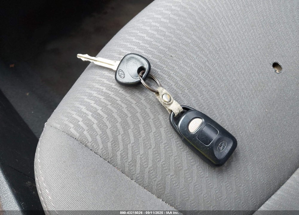 2016 HYUNDAI ELANTRA VIN: 5NPDH4AE0GH665053
