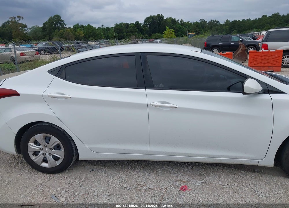 2016 HYUNDAI ELANTRA VIN: 5NPDH4AE0GH665053