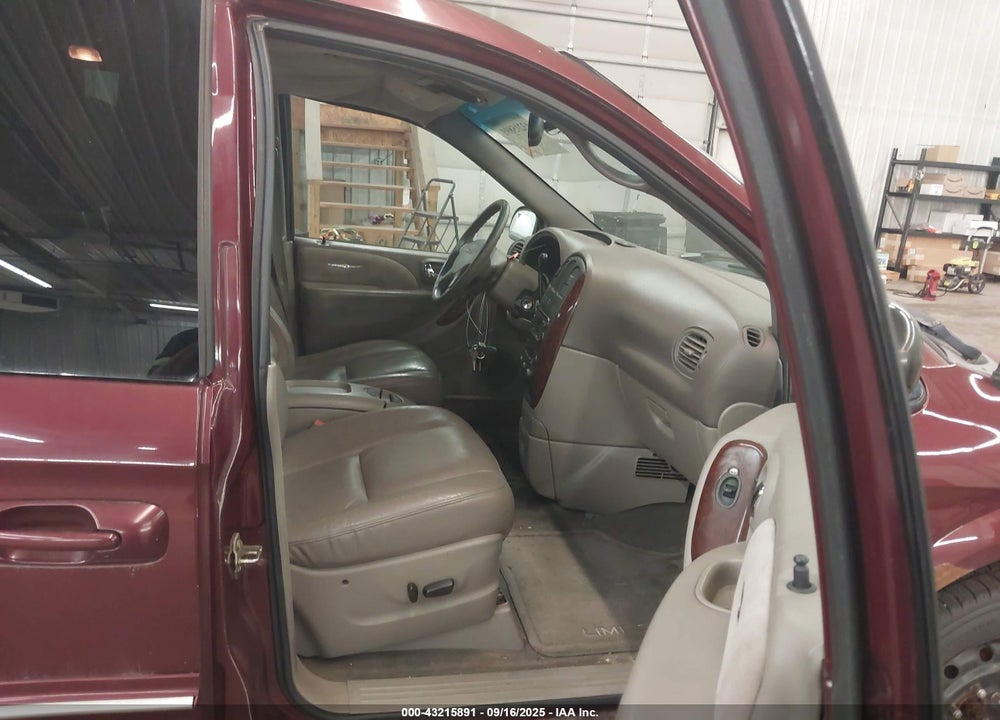 2002 CHRYSLER TOWN & COUNTRY LIMITED VIN: 2C8GP64L22R746829