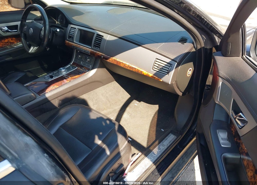 2011 JAGUAR XF PREMIUM VIN: SAJWA0GB2BLR81613